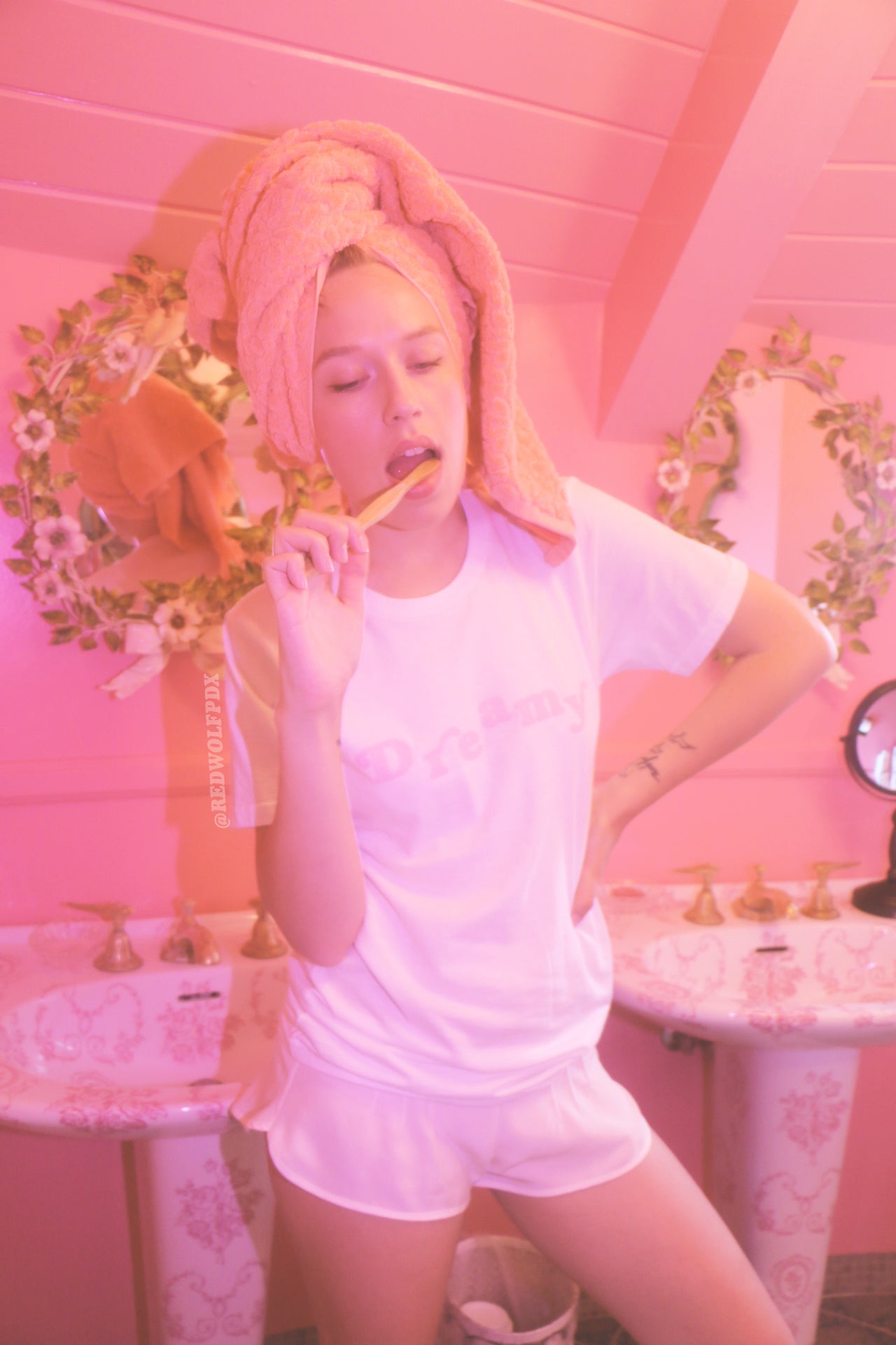 - Dreamy Tee - REDWOLF